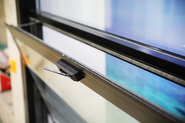 GİOLA - PİVOTAL Silinebilir Giyotin Cam Balkon